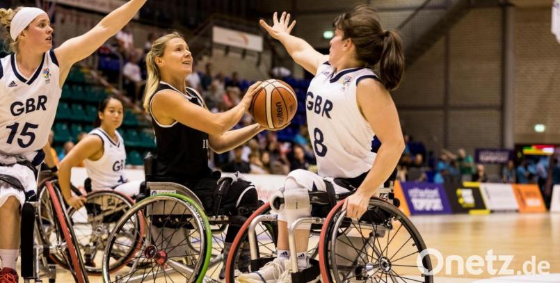 Svenja Mayer (Mitte) aus Amberg in Aktion. Sie spielt seit 2018 in der deutschen Nationalmannschaft der Rollstuhlbasketballerinnen. „Ich bin aufgeregt, endlich meine ersten Paralympics zu spielen. Ich habe hart dafür trainiert, und hoffe das aufs Parkett zu bringen. Die letzten Wochen waren intensiv und jetzt freuen wir uns, wenn es endlich los geht! Wir werden alles geben und für eine Medaille kämpfen“, sagte sie nach ihrer Ankunft im olympischen Dorf in Tokio. Bild: Stephanie Wunderl