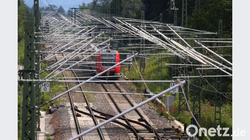 Auf den meisten Bahnstrecken der Region fehlt noch der Strom. Hier auf dem Symbolbild fährt eine Diesellok auf der mit neuen Masten und Leitungen versehenen Bahnstrecke München-Lindau. Symbolbild: Karl-Josef Hildenbrand