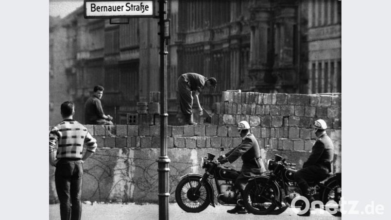 August 1961, Berlin: Arbeiter erhöhen die Sektorensperre an der Bernauer Straße. Sebastian Brahns erzählt in seinem Buch Geschichten aus 30 Jahren deutsch-deutscher Geschichte. Archivbild: dpa
