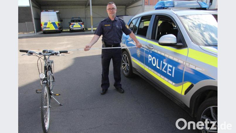 Will man innerorts eine Fahrradfahrer überholen, muss ein seitlicher Abstand von 1,50 Meter gewahrt werden. Polizeihauptkommissar Manfred Liebl zeigt anhand eines Meterstabs den einzuhaltenden Abstand. Bild: kro