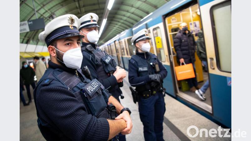 Die Bundespolizei beteiligt sich an den Kontrollen im Schienenverkehr. Das Symbolfoto zeigt Beamte an einer Münchner U-Bahn-Station. Symbolbild: Sven Hoppe/dpa