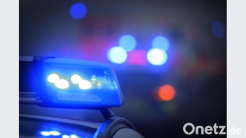 Mitten auf der Straße hat ein alkoholisierter Autofahrer in Bayreuth geparkt, um zu schlafen. Symbolbild: Karl-Josef Hildenbrand/dpa