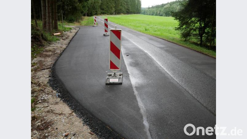 Die bisher nur provisorisch hergestellten Ausweichstellen entlang der Gemeindeverbindungsstraße zwischen Hundsbach und Pechtnersreuth sind neu asphaltiert worden. Die Sperrung der Strecke dauert noch bis Freitag, 3. September. Bild: hmr