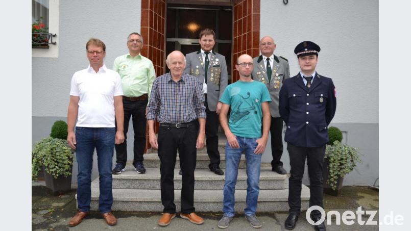Anton Baier (Dritter von links) konnte seinen 70. Geburtstag feiern. Dazu gratulierte sein Sohn Christian sowie die Vereinsabordnungen. Bild: gi
