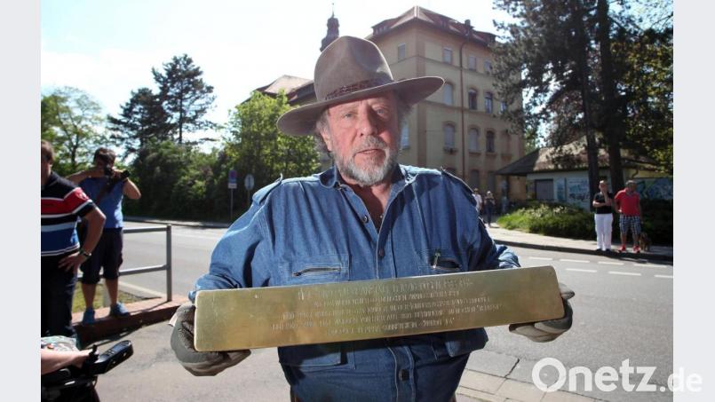 Der Künstler Gunter Demnig hält am 07. Mai.2016 in Leipzig (Sachsen) gegenüber der ehemaligen Heil- und Pflegeanstalt Leipzig Dösen eine sogenannte Stolperschwelle. Eine solche Schwelle könnte auch in Schwarzenfeld an die 157 ermordeten KZ-Häftlinge erinnern. Bild: Sebastian Willnow/dpa