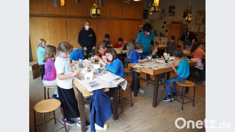 Der Neustädter Nachwuchs beim Basteln. Bild: krb