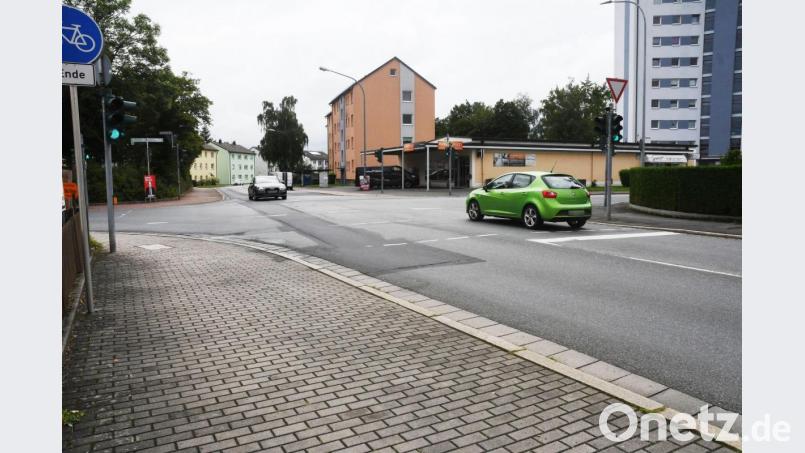 Noch können Autofahrer aus Richtung Parkstein an der Kreuzung Moosloh-/Tulpenstraße geradeaus in Richtung Stadtmitte fahren. Ab Freitag sollten sie aber bereits an dieser Stelle der Umleitung nach rechts folgen. Bild: Gabi Schönberger