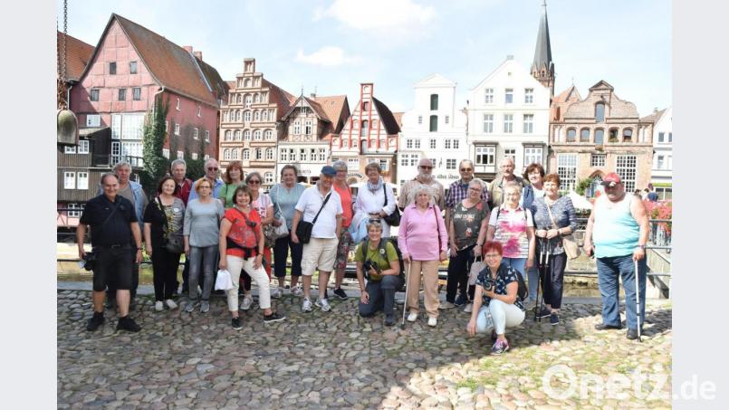 Im schmucken Lüneburg: die Frauen der "Höhe 309" (mit ihren Begleitern). Bild: hcz