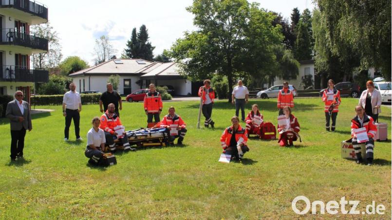 Neue Sanitäter beim Kreisverband Tirschenreuth im BRK. Lehrgangsleiter Richard Wagner (links), stellvertretender Kreisgeschäftsführer Sven Lehner (Zweiter von links), Kreisbereitschaftsleiter Christian Stahl (Siebter von rechts), Ausbilder Helmut Zeitler (Fünfter von links) und Ausbilderin Melissa Wagner (rechts). Bild: BRK Kreisverband/exb
