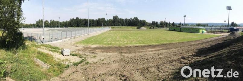 Nach einem über zweimonatigen Baustopp sollen kommende Woche die Arbeiten auf den Kunstrasenplätzen der SpVgg SV Weiden wieder aufgenommen werden. Bild: Gabi Schönberger