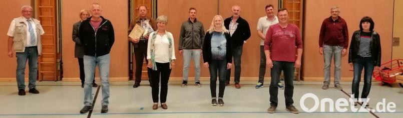 Vorsitzender Max Sieder (links) freut sich auf die Zusammenarbeit mit dem neuen Vorstand der Siedlergemeinschaft und bedankte sich bei den scheidenden Mitgliedern. Auf dem Bild (von links): Max Sieder, Erika Bauer, Christian Zimmerer, Gottfried Wenning, Renate Mark-Meixner, Alexander Lehner, Christine Rupprecht, Uli Roth, Mario Wenzel, Richard Rupprecht, Reinhold Reger und Christine Heinz. Bild: vsr