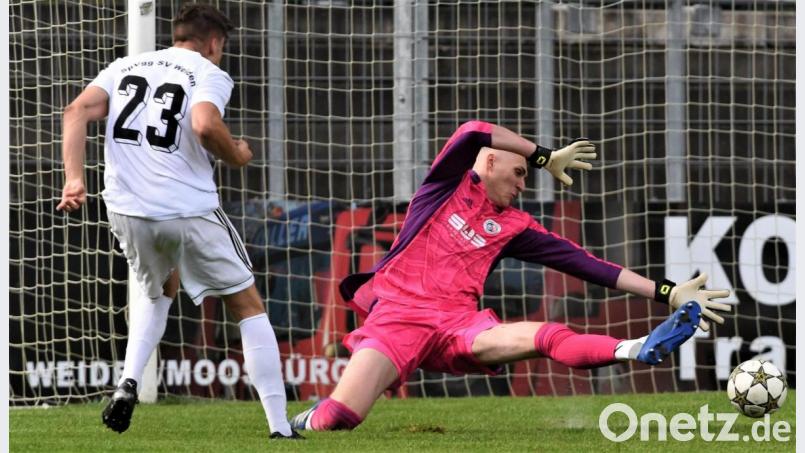 Das war das 1:0 für die SpVgg SV Weiden: Stürmer Nico Argauer schiebt das Leder an Gästekeeper Christioph Obermüller vorbei ins gegnerische Tor. Doppeltorschütze Argauer musste noch in Halbzeit ein nach einem Pressschlag verletzungsbedingt ausgewechselt werden. Bild: Büttner, Gerhard