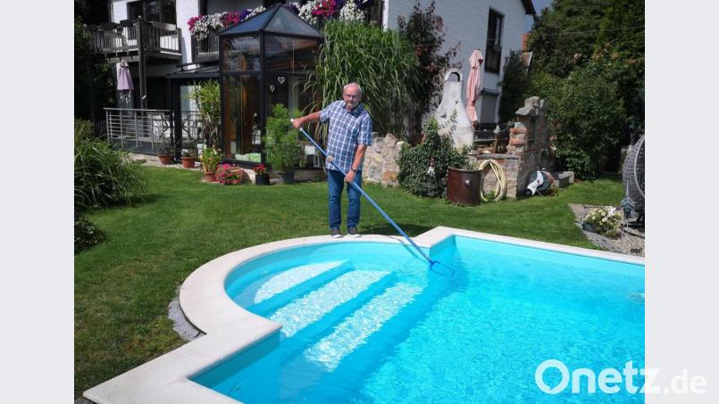 Der eigene Garten mit Pool in Pleußen ist der Lieblingsplatz von Schreinermeister Peter Rögner. Bild: lnz
