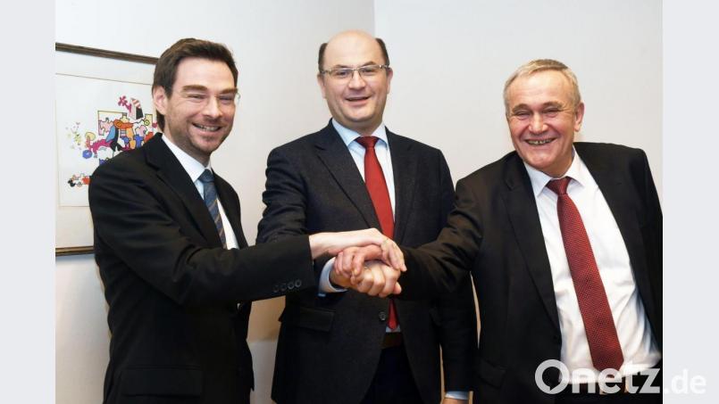 Gemeinsam für die Region: (von links) Landtagsabgeordneter Stephan Oetzinger, Finanzminister Albert Füracker und OB Kurt Seggewiß freuen sich über den Coup der Behördenverlagerung nach Weiden. Bild: Gabi Schönberger