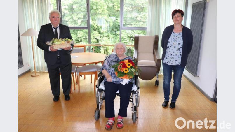 Der Jubilarin (sitzend) gratulierten herzlich Peter Gold und Einrichtungsleiterin Nicole Rischer-Bäumler. Bild: Stadt Tirschenreuth/exb