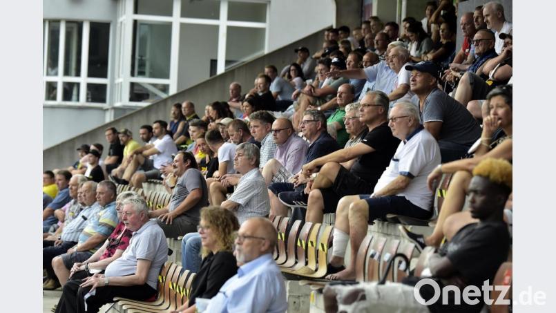 Die Zuschauer kommen so langsam wieder zum FC Amberg, was fehlt, ist noch die Unterstützung durch Sponsoren. Archivbild: Ziegler