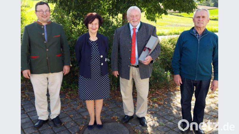 Weil sie seit 25 Jahren Jagdpächter sind, überreicht Jagdvorsteher Theodor Schadl (rechts) an Ulrich Schmid (Zweiter von rechts) ein Geschenk, mit dabei Ruppert Schmid (links) und Eva-Maria Schmid (Zweite von links). Bild: Markus Schadl/exb