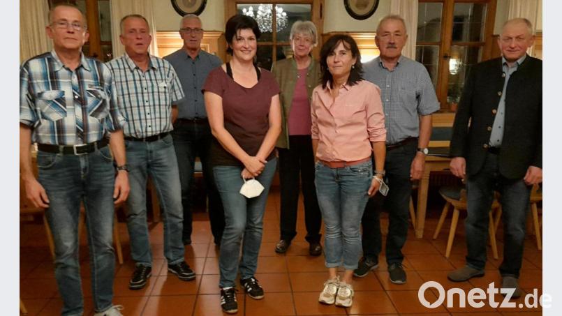 Der Dorf- und Kulturverein Lintach wählt einen neuen Vorstand (von links): Thomas Kunz, Peter Kunz, Alfred Zimmermann, Tanja Wendl, Barbara Bock, Marianne Schubert, Vorsitzender Hans Schwarz und Zweiter Bürgermeister Franz Weiß. Darüber hinaus gehören dem Führungsteam Nico Kühn, Lisa Batek, Wolfgang Peter, Julia Schneider und Andrea Peter an. Bild: jow