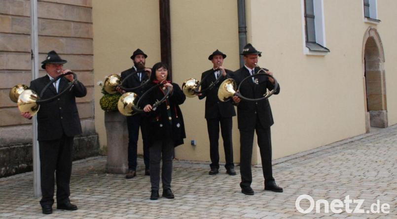 Die Kaibitzer Jagdhornbläser spielten nach dem Gottesdienst noch einige Stücke im Freien, darunter auch &quot;Kein schöner Land in dieser Zeit&quot;. Bild: cvl