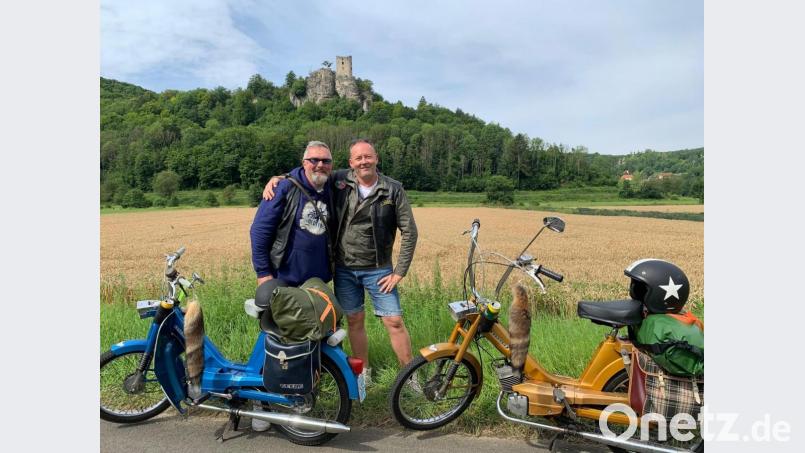 Vespa-Lederjacke und Shorts. Die beiden Mofa-Rocker Peter (rechts) und Thomas Braunreiter auf ihrer Fahrt durch die Fränkische Schweiz. Bild: Privat
