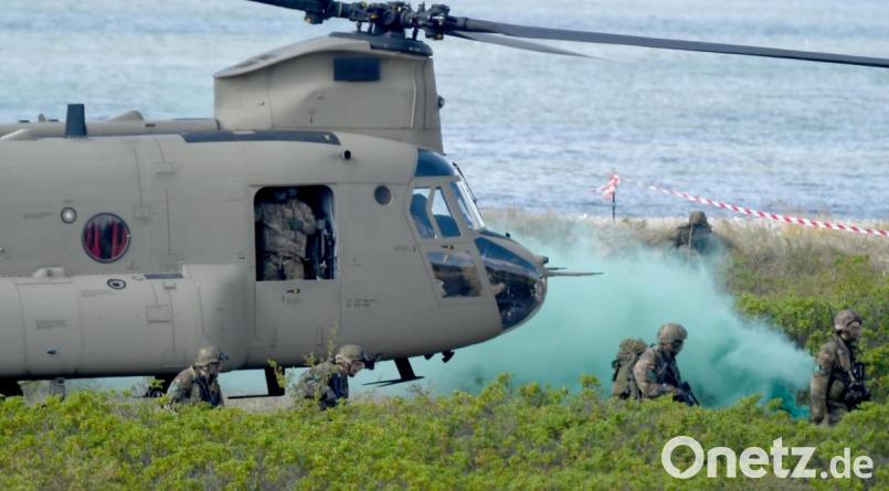 Ein Transporthubschrauber vom Typ "Chinook" der US-Army setzt Fallschirmjäger ab. Die US-Armee übt auch im Landkreis Schwandorf mit Hubschraubern. Symbolbild: Carsten Rehder