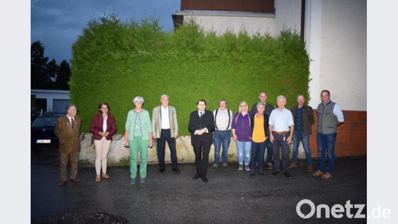 Der CSU-Ortsverband konnte eine Reihe von langjährigen Mitgliedern auszeichnen. Zu den Gratulanten gehörten die CSU-Direktkandidatin Martina Engelhardt-Kopf (Zweite von links) und der Ortsvorsitzende Tobias Knechtl (rechts). Bild: bnr