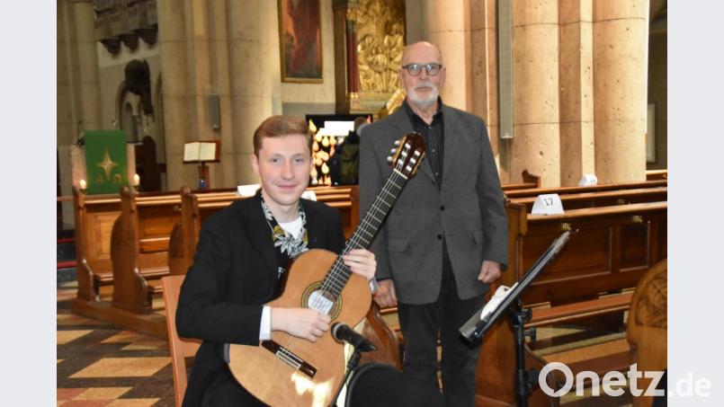 Peter Ermer (Gitarre) und Lektor Ferdinand Meier gestalteten die Matinee. Bild: hcz