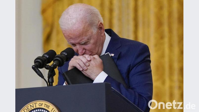 Joe Biden, US-Präsident, hält inne, als er im Weißen Haus nach dem tödlichen Anschlag in der Nähe des Flughafens von Kabul spricht. Bild: Evan Vucci/dpa