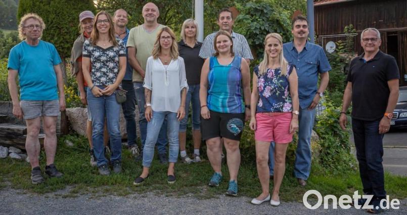 Sie bilden den Vorstand des Reit- und Fahrvereins Trevesenhammer (von links) Wolfgang Schindler, Micha Schultes, Nicole Holmer, Jürgen Hermann, Michael Meyer, Carina Reiß, Dania Kastner, Martin Kastner, Ulrike Finzel, Christina Neugirg und Thomas Seitz. Bürgermeister Hubert Kraus lobte die Arbeit des Vereins. Bild: soj