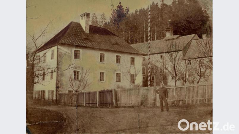 Ein Foto um 1900 aus dem Archiv von Albert Lichtblau zeigt vorne das ehemalige Bergamt, später Brauhaus, links dahinter die Brauerei, rechts daneben das kleinere Gebäude, das Andreas Lindner 1864 als Wohnhaus für seine Familie errichtete. Archivbild: Archiv Albert Lichtblau