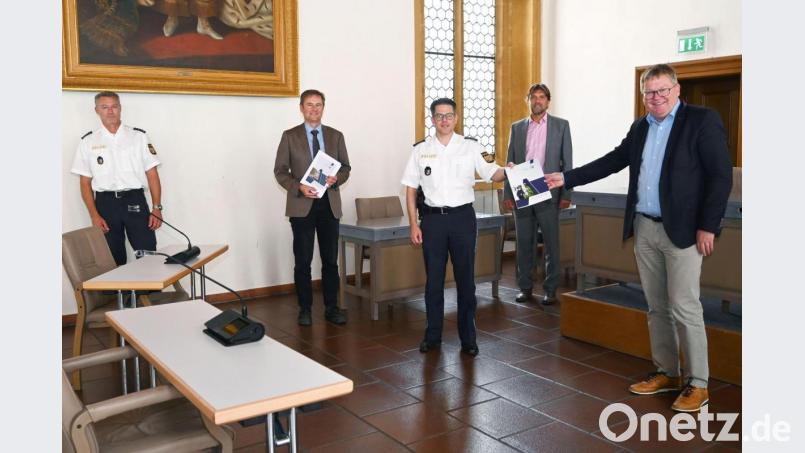 Bei der Übergabe des Sicherheitsberichts 2020 (von links): Joseph Decker, Bernhard Mitko, Thomas Lachner, Peter Krämer und Oberbürgermeister Michael Cerny. Bild: Susanne Schwab, Stadt Amberg/exb