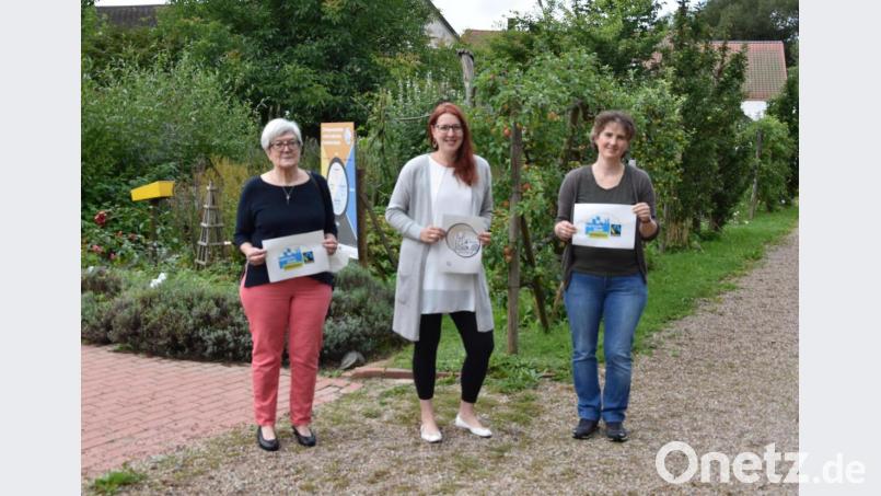 Gudrun Sirtl, Karo Wenisch und Christina Kunz (von links) werben für das „1. Waldsassener Mondschein-Dinner“ im Naturerlebnisgarten. Bild: exb/Fair-Trade-Gruppe Waldsassen