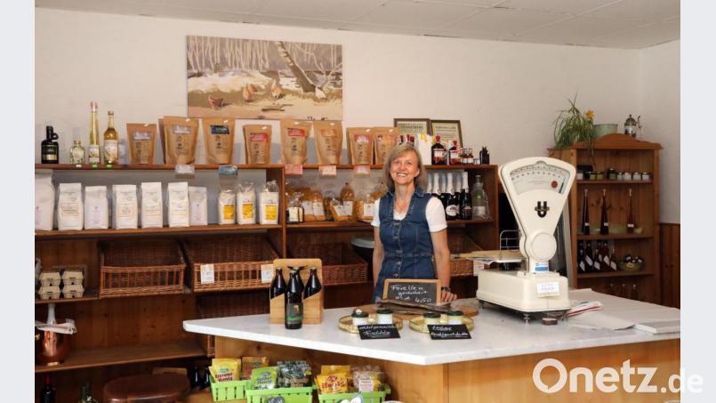 Marina Schneider (Bild) sorgt im Café &quot;Zeitgeist&quot; mit angegliedertem Verkaufsbereich zusammen mit fleißigen Helfern wie Nina Eder dafür, dass regionale Produkte einen Abnehmer finden. Vorne rechts steht die alte Waage, die noch aus dem früheren Kaufhaus Geist stammt. Bild: Götz