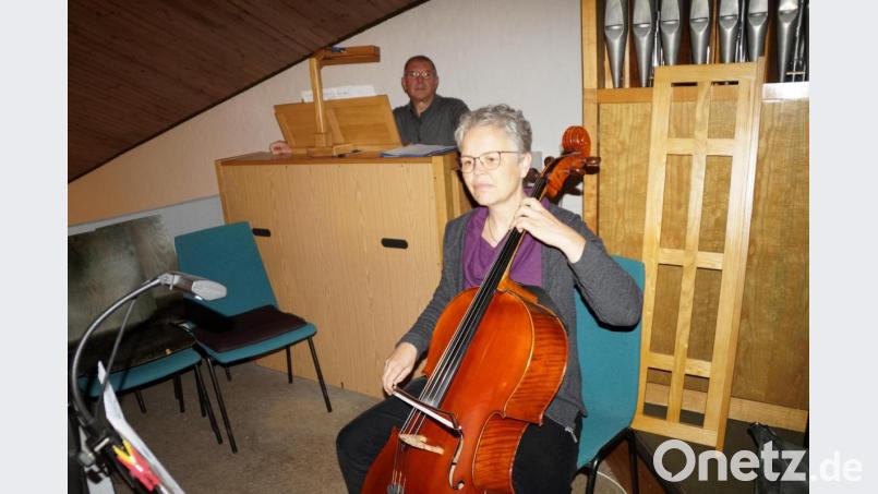Albert und Ute Sommer bereicherten den Sonntagsgottesdienst in der Auferstehungskirche mit hervorragender Musik auf Orgel und Violoncello. Bild: wel