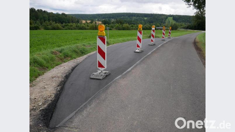 Die bisher nur provisorisch hergestellten Ausweichstellen entlang der Gemeindeverbindungsstraße zwischen Hundsbach und Pechtnersreuth sind neu asphaltiert worden. Die Sperrung der Strecke dauert noch bis Freitag, 3. September. Bild: hmr