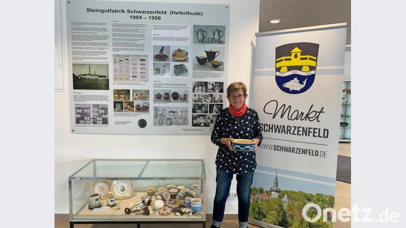 Ausstellungsbetreuerin Helga Katrin Stano freut sich über den "Neuzugang" für die Vitrine zu den Anfangsjahren der Schwarzenfelder Steingutfabrik im Foyer des Rathauses. Bild: Tobias Reitmeier:/exb