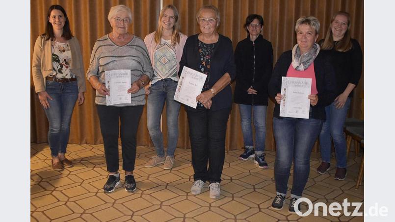 Die frisch gewählte Vereinsführung und die Geehrten für 25 Jahre Mitgliedschaft: (von links) Ines Schindler, Gertraud Dimler, die neue Vorsitzende Tina Lehner, Irmgard Raß, Zweite Vorsitzende Melanie Baier, Petra Lehner und Corinna Speckner. Bild: sck
