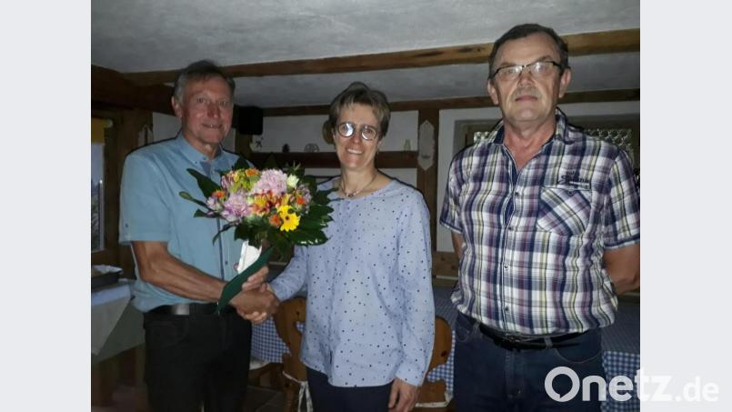 Zweiter Vorsitzender Johann Neugirg (links) und Kassier Adolf Windschigl (rechts) verabschiedeten Marion Höcht aus ihrem Amt als Schriftführerin der Jagdgenossenschaft Reuth bei Erbendorf. Bild: Jagdgenossenschaft Reuth b. Erb./exb