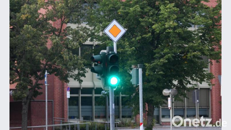 Die Stadt Weiden muss haushalten. Im 2. Quartal 2021 scheint dies in fast allen Abteilungen gelungen. Die Ampel zeigt laut Kämmerin Cornelia Taubmann noch Grün. Bild: Gabi Schönberger