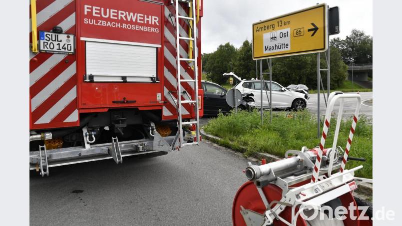 In Höhe des SV Loderhof-Sportgeländes in Sulzbach-Rosenberg sind am Dienstag bei einem Unfall zwei Menschen verletzt worden. Bild: Petra Hartl