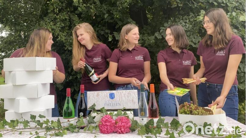 Die Festdamen aus Brudersdorf bereiten die „Weinfeste dahoam“ vor. Bild: Sabrina Hiltl/exb
