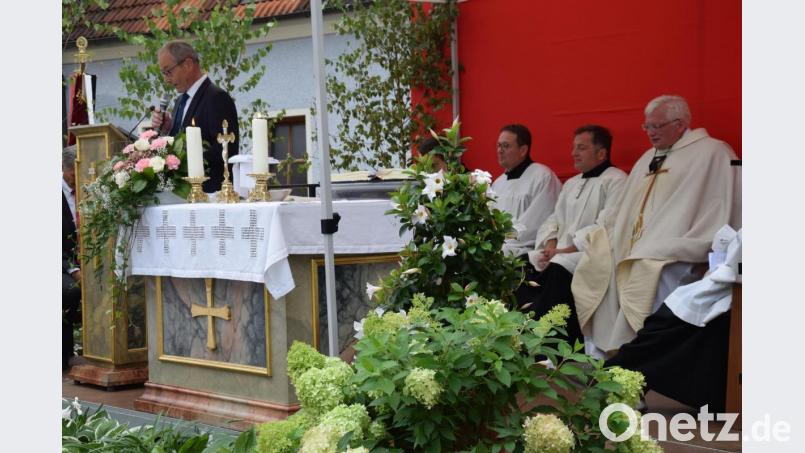 Bürgermeister Erwin Geitner würdigt in seiner Laudatio die 22-jährige Schaffenszeit von Pfarrer Gottfried Schubach in der Marktgemeinde. Bild: bö