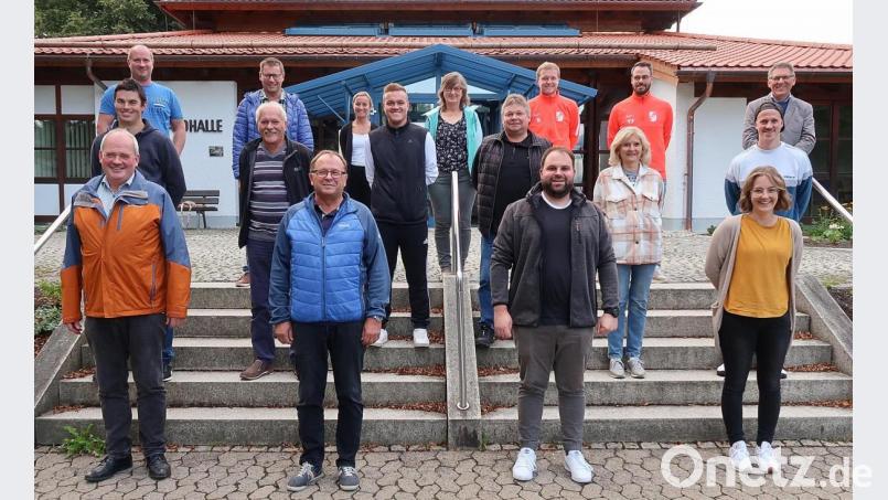 Bürgermeister Oskar Schuster (hinten rechts) wünschte dem Führungsteam des Turn- und Sportvereins mit seinen beiden Vorsitzenden Johannes Härtl (vorne, Zweiter von rechts) und Helmut Radimerski (vorne, Zweiter von links) viel Erfolg und einen erfolgreichen Abschluss der anstehenden Baumaßnahmen. Bild: bsc