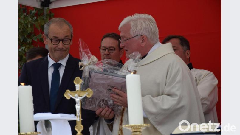 Über die Verleihung der Ehrenbürgerschaft des Marktes Rieden durch Bürgermeister Erwin Geitner (links) freut sich Pfarrer Gottfried Schubach ganz besonders. Bild: bö