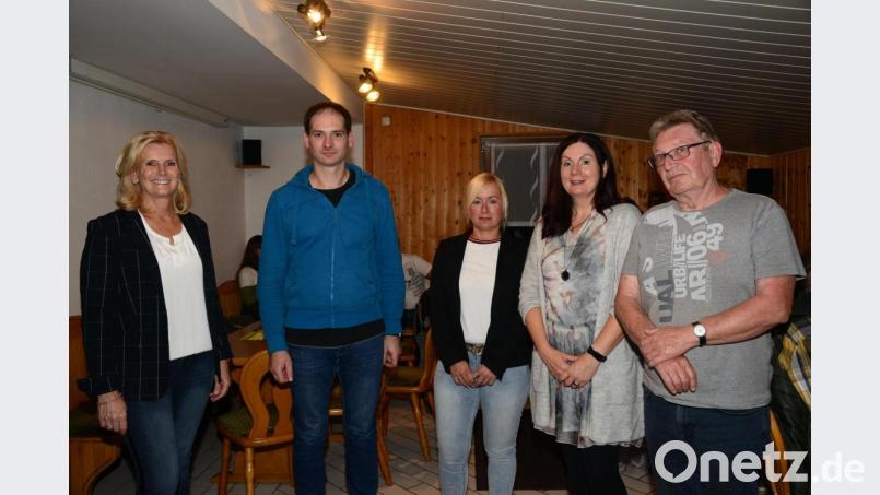 Pleysteins Zweite Bürgermeisterin Andrea Lang (links) gratuliert dem neuen Vorsitzenden der Siedlergemeinschaft Lohma Martin Puff, seiner Vertreterin Silke Walter, Schriftführerin Manuela Siegl und Kassier Michael Hauch (von links). Bild: bey