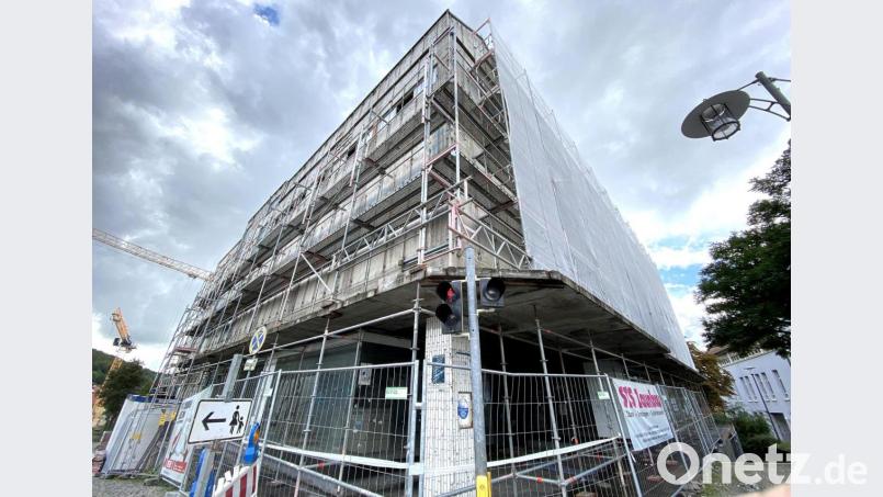 Das ehemalige Kaufhaus Storg in Sulzbach-Rosenberg ist eingerüstet. Die Entkernung des Beton-Komplexes läuft. Bild: Petra Hartl