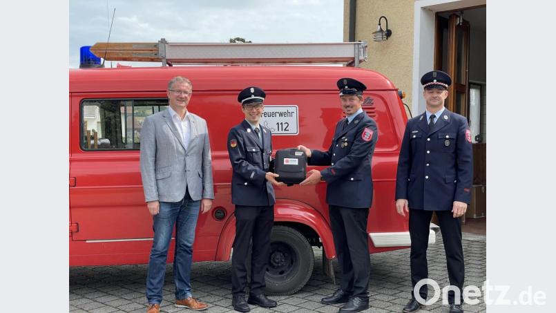 Andreas Süß (Zweiter von rechts) übergab im Beisein von Bürgermeister Franz Grabinger (links) und Vorsitzendem Markus Scheuerer (rechts) einen Defibrillator an Kommandant Florian Aumeier (Zweiter von links). Bild: ga