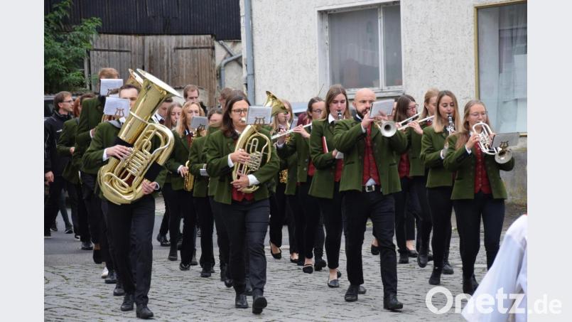 Musik war sein Steckenpferd: Die Blaskapelle St. Georg begleitet Pfarrer Gottfried Schubach ein letztes Mal durch den Markt zum Kirchplatz. Bild: bö