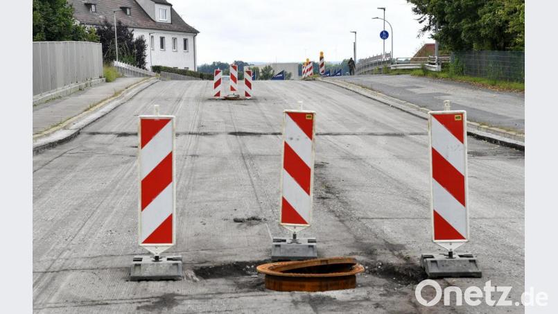 Am Dienstag präsentierte sich die Leopoldstraße abgefräst. Jetzt bekommt sie einen neuen Fahrbahnbelag. Bild: Petra Hartl