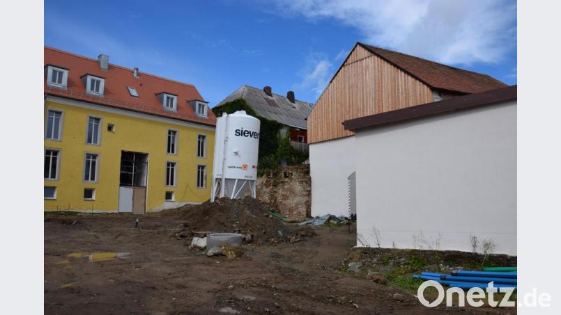 Bei den Außenanlagen des Anwesens Marktplatz 13 (Ansicht von der Hauergasse aus) muss der Plan geändert werden. Bei den Abbrucharbeiten wurden die Fundamente einer Garage (rechts im Bild) freigelegt. In diesem Bereich muss das Bodenniveau angehoben werden. Bild: fla